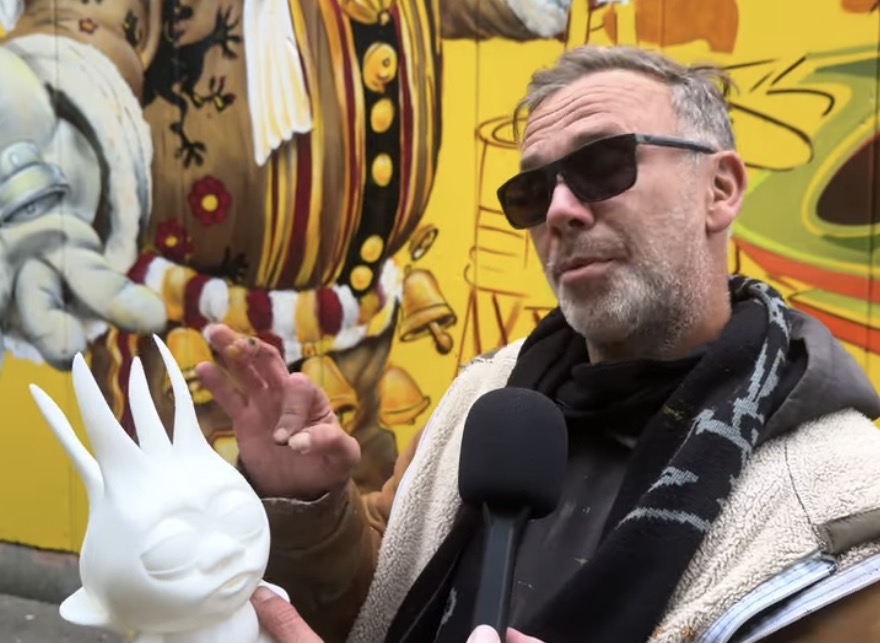 WAF Alosta bij de gele muurschildering met een witte Bboy Ajuin-print