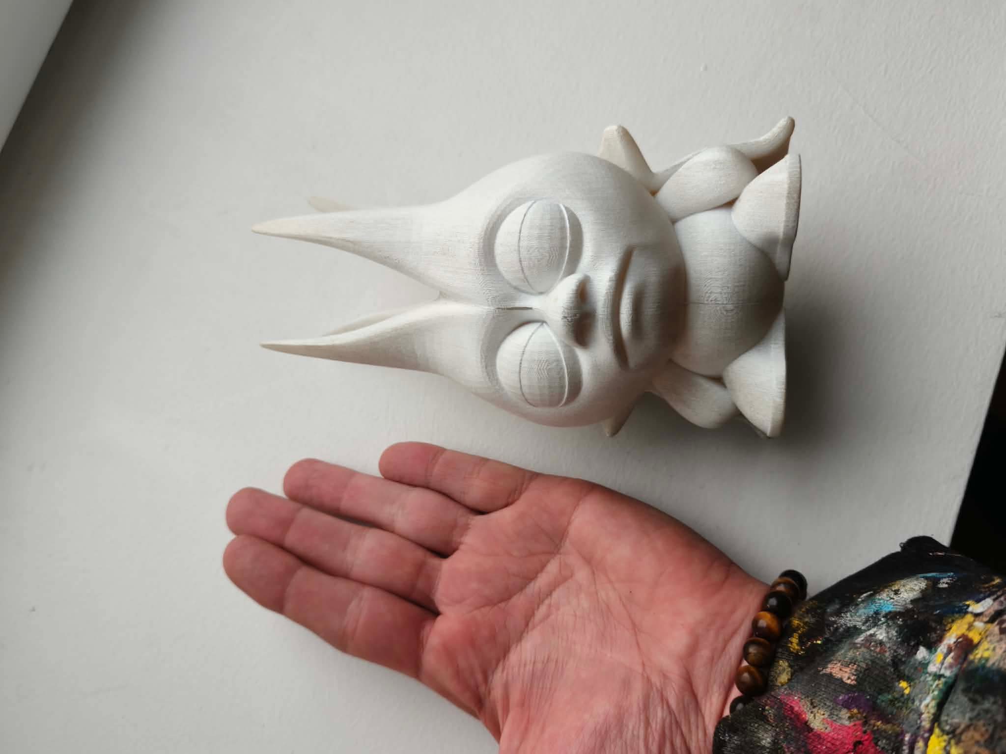 Witte Bboy Ajuin-print naast een hand als schaalreferentie